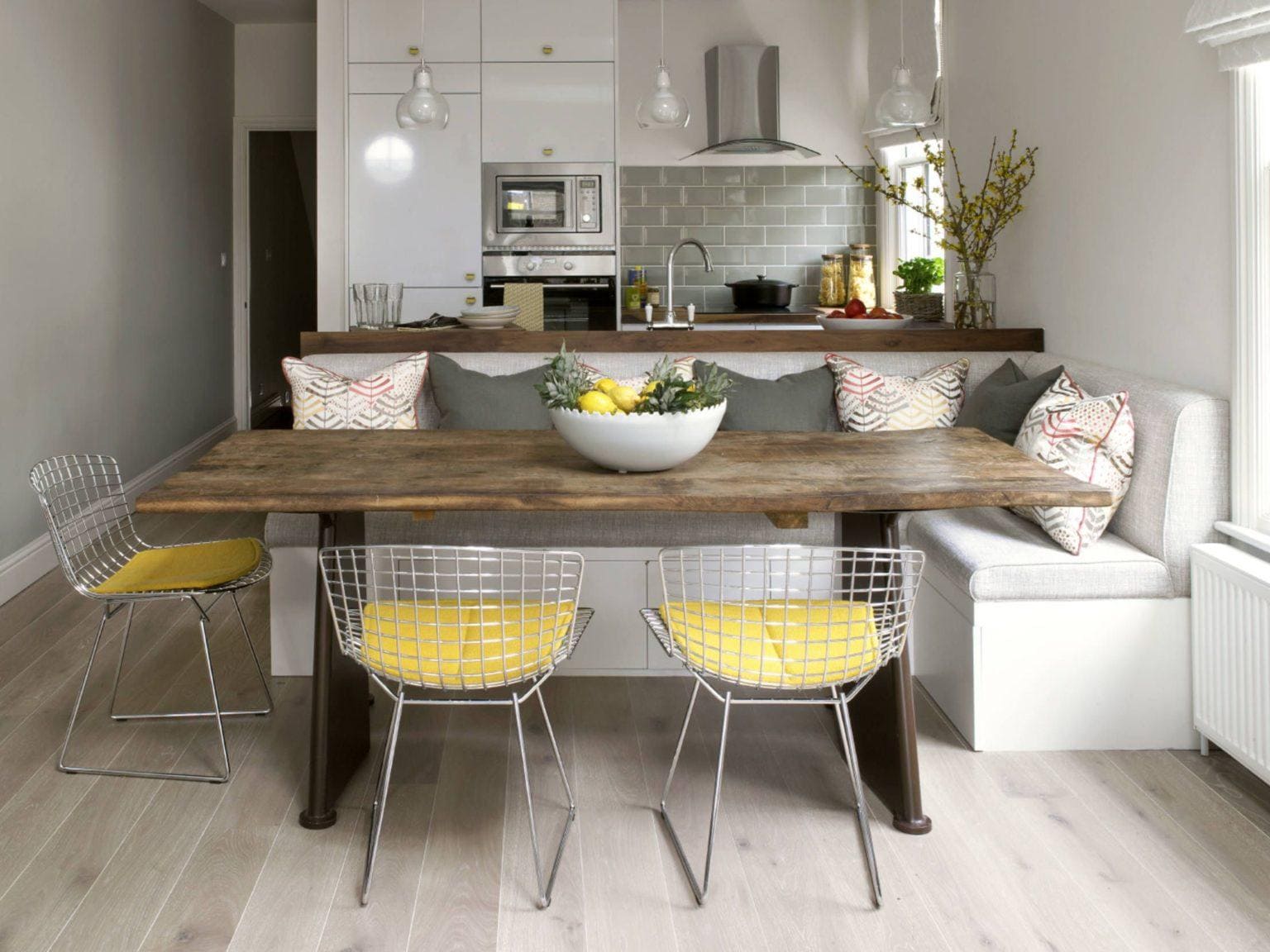 Обеденный стол и стулья на кухне